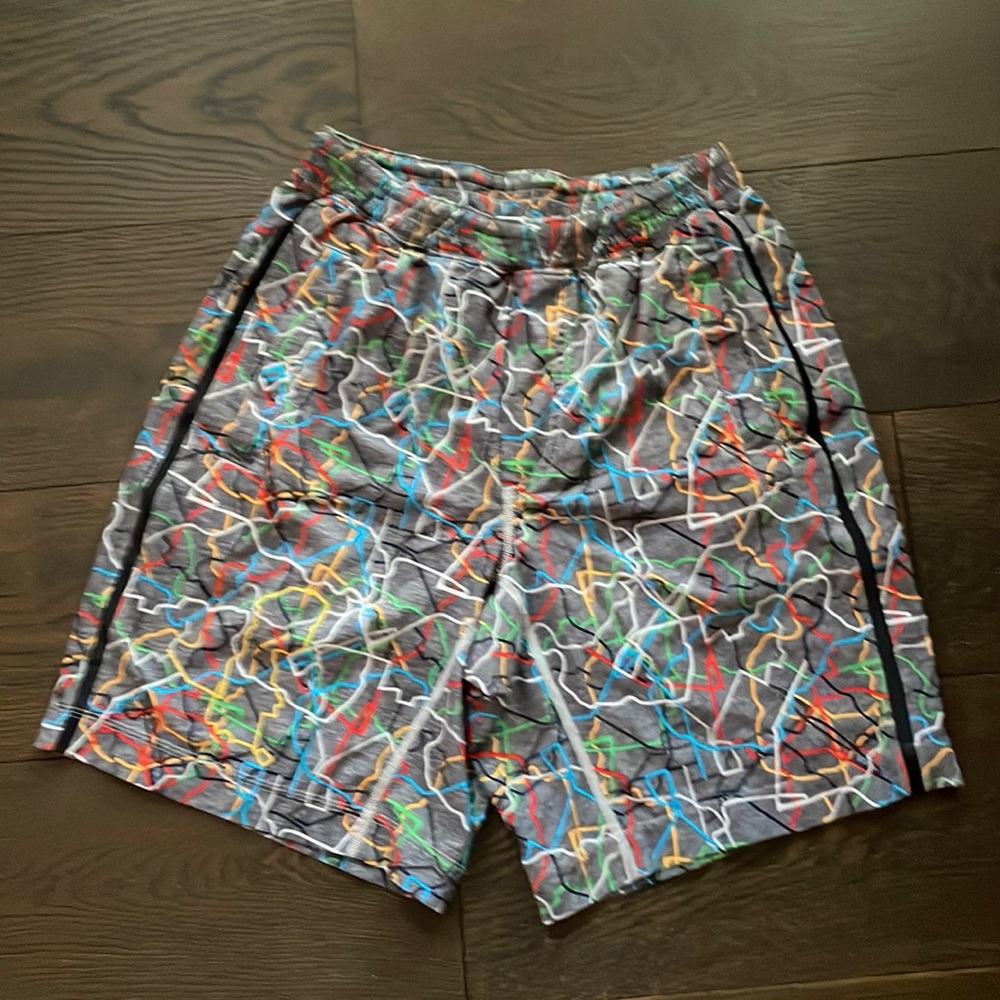Lululemon SEAWHEEZE men's Pace Breakers, 9 inch, MEDIUM, multicolored EUC